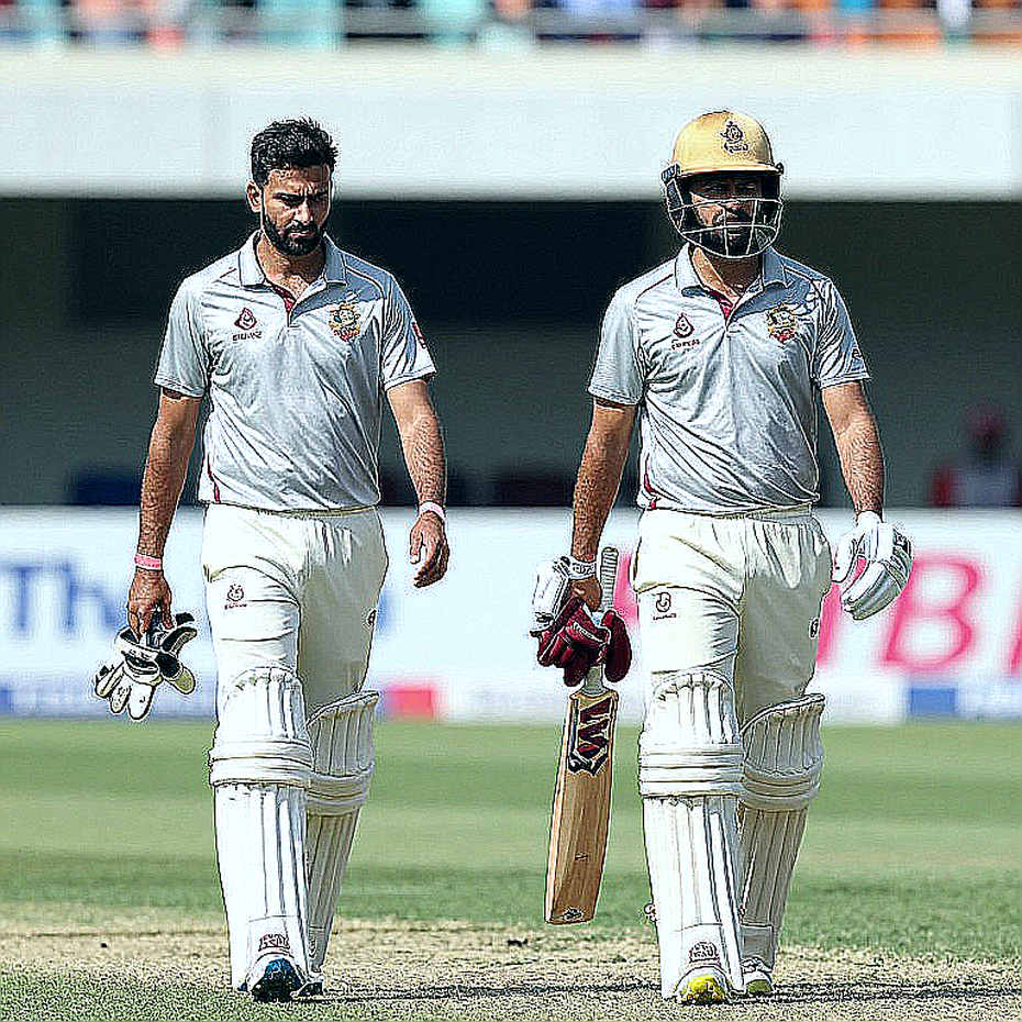 ১৫তম ওভারের হিসাব: বোলিং বদলের উইন্ডো, ভেজা বল আর মিরপুরের খালি পিচ