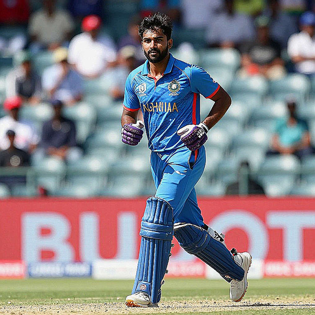 Kohli's 100 Centuries vs Root's 15,921: Two Records, Two Different Challenges Kohli's 100 Centuries vs Root's 15,921: Two Records, Two Different Challenges